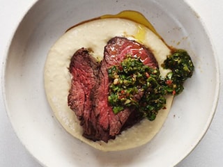 Gegrilde steaks, hummus van witte bonen en chimichurri