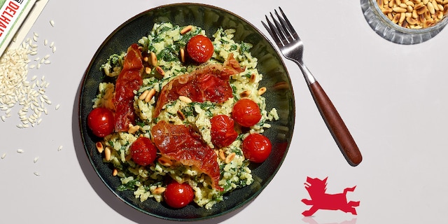 Risotto aux épinards, ricotta, tomates cerise rôties et chips de jambon