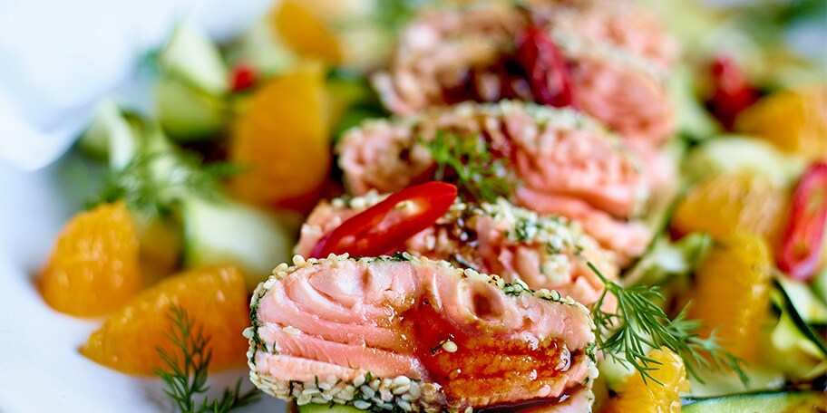 Tataki van zalm en courgettesalade met sinaasappel