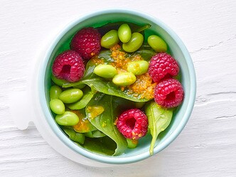 Salade d'edamame, épinards et framboises