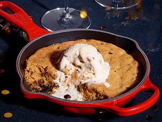 Skillet cookie au chocolat et glace au caramel beurre salé