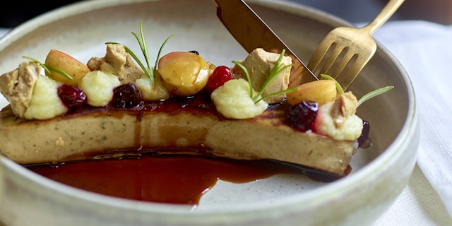 Luikse pens met eendenlever, appel en Blauwe Chimaysaus