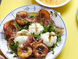 Salade van gegrilde perziken met mozzarella en speck