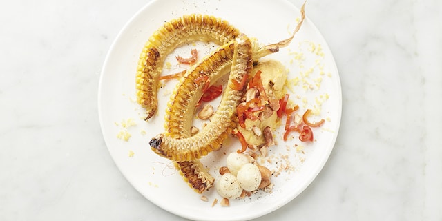 Tentacules de maïs avec crème de maïs et céleri-rave, piment et cacahuètes