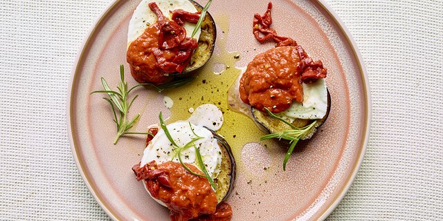 Canapés van aubergines met mozzarella en spicy salsa
