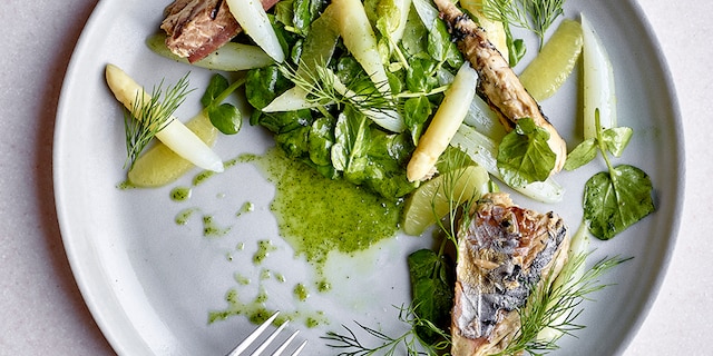 Salade aux asperges, cresson et maquereaux grillés