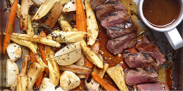 Steaks de biche grillés, légumes de saison rôtis et sauce au café