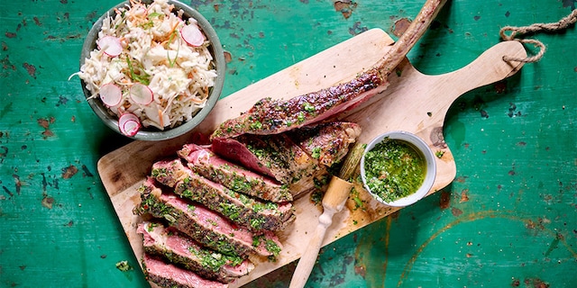 Tomahawk au chimichurri et coleslaw au yaourt