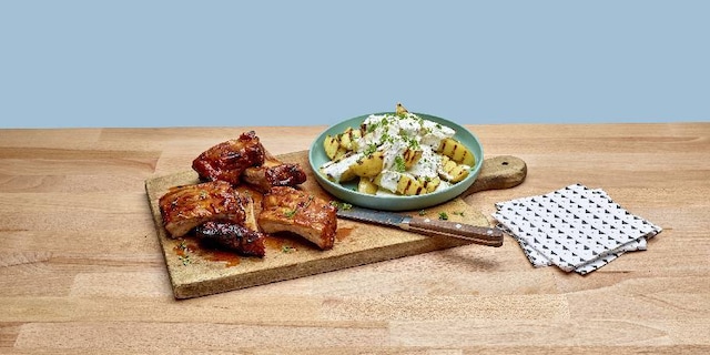 Ribs au miel et salade de pommes de terre grillées à la moutarde 