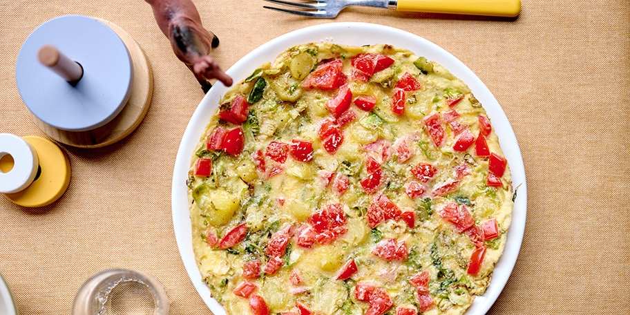 Omelette aux choux de Bruxelles, tomates et pommes de terre