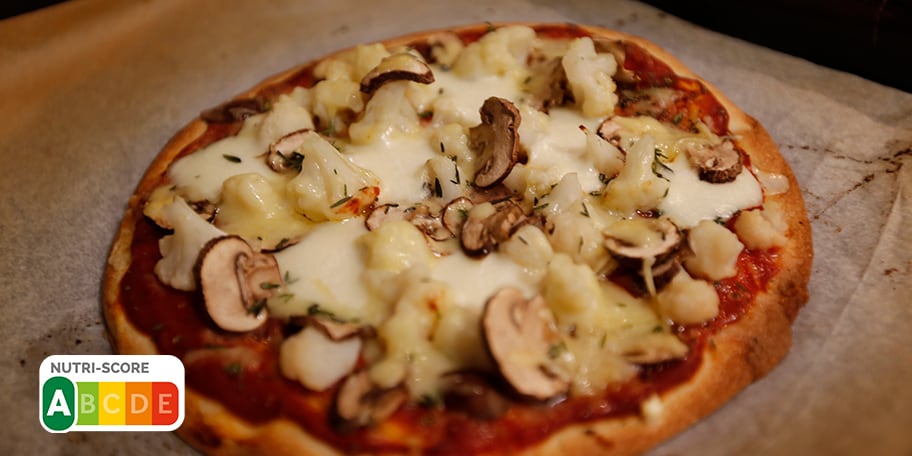 Pizza au chou-fleur, champignons bruns, chicorée rouge, gruyère et thym frais