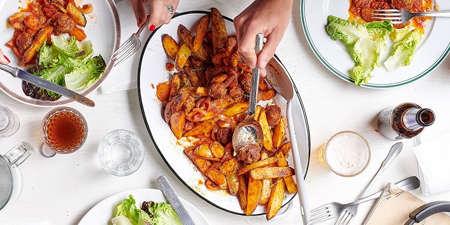 Frietjes in de schil en  balletjes in tomatensaus