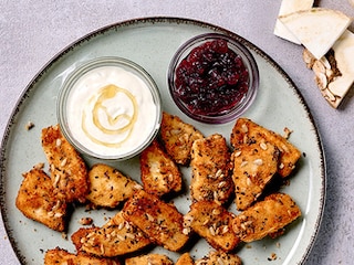 Nuggets de céleri-rave, sauce au roquefort et compote d’airelles