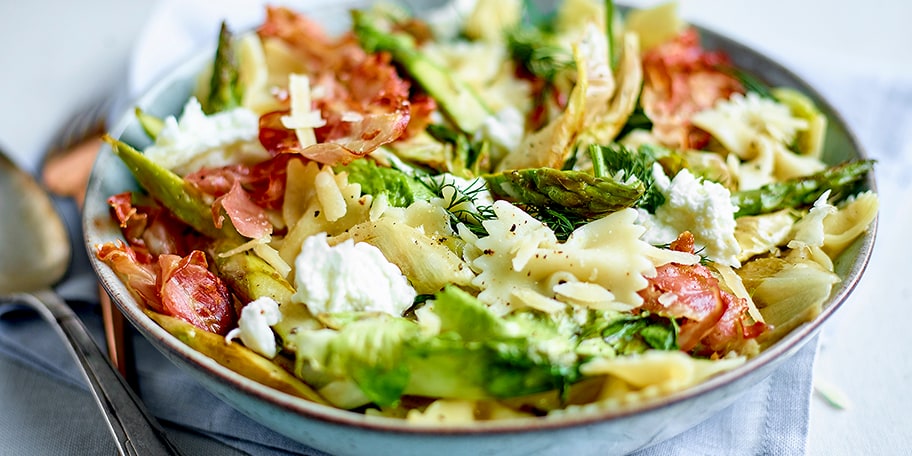 Farfalle met krokante pancetta, andijvie en mozzarella