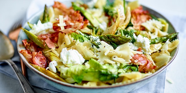 Farfalle met krokante pancetta, andijvie en mozzarella