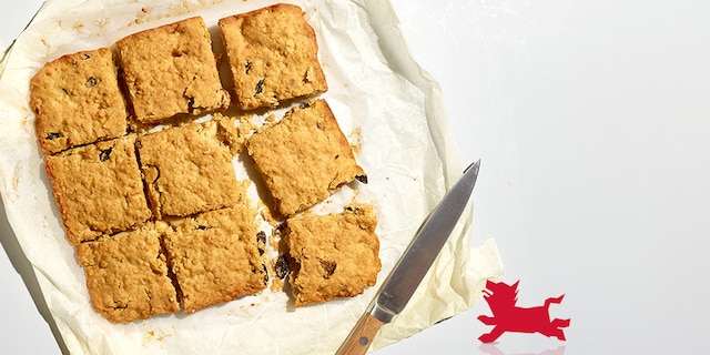 Vierkante zandkoekjes met havervlokken en studentenhaver