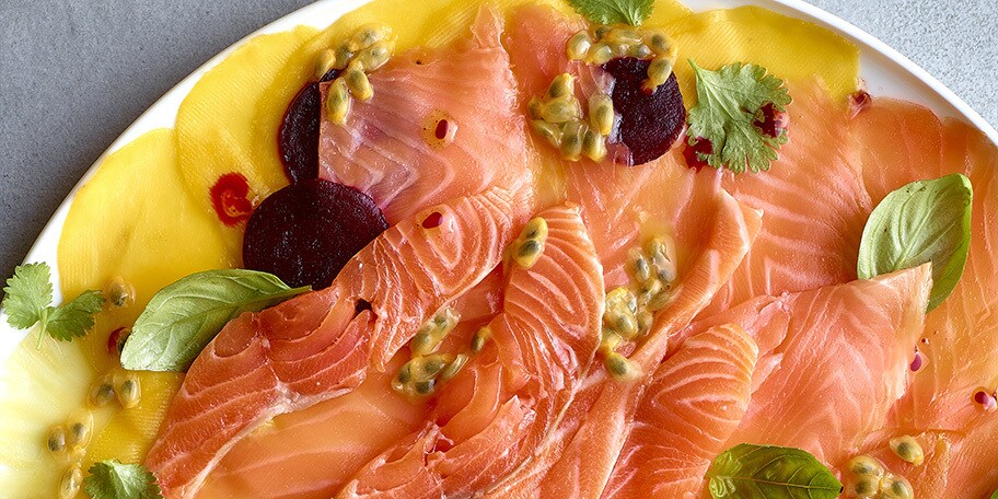 Carpaccio van zalmduo en exotisch fruit, rodebietendressing