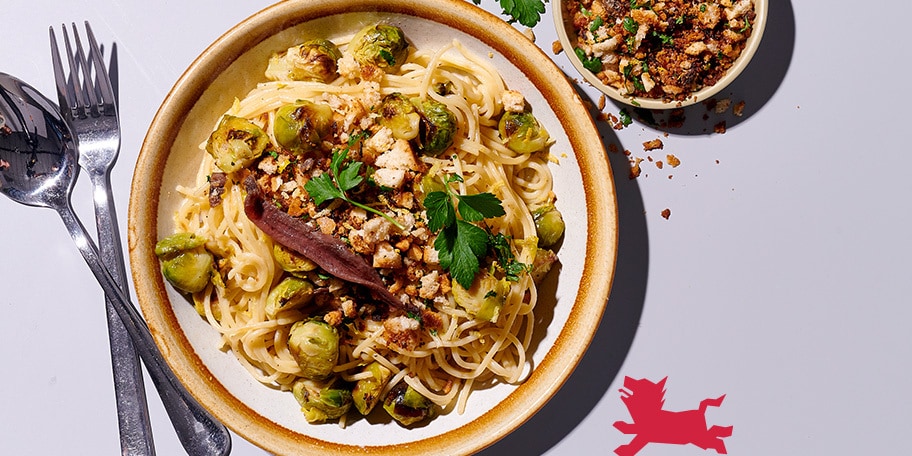 Spaghetti aux choux de Bruxelles rôtis et crumble d’anchois au citron