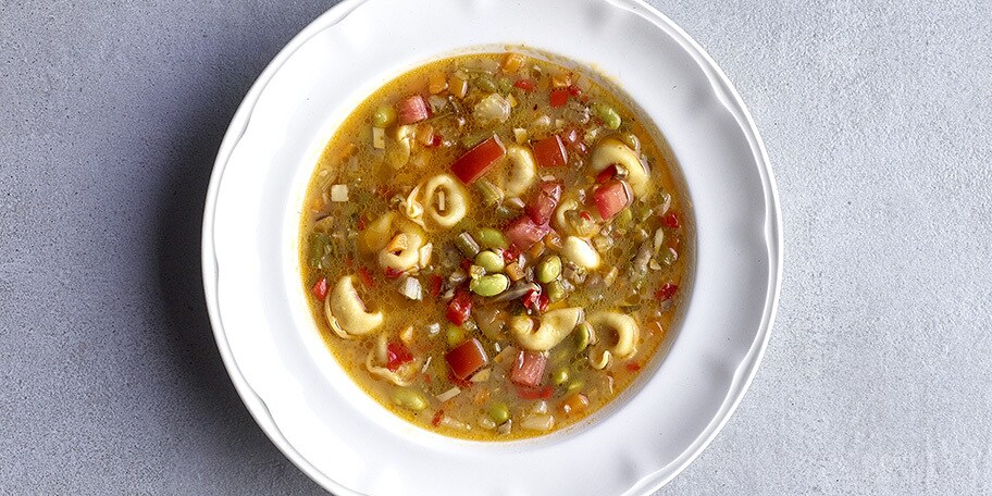 Minestrone-repas aux tortellinis et aux restes de dinde