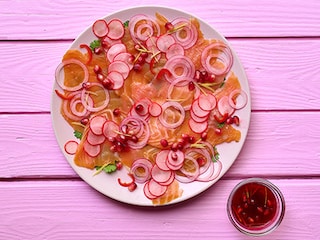 Carpaccio met duo van zalm, roze pickles en granaatappelvinaigrette