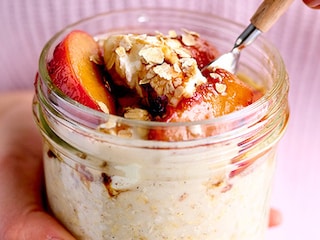 Overnight oats met pruimen en lactosevrije mascarpone