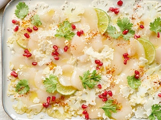 Carpaccio van sint-jakobsnoten en bloemkool met granaatappel