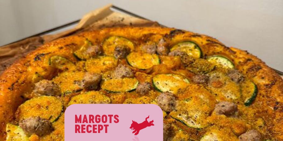 Bladerdeegpizza met courgettes en chipolata’s