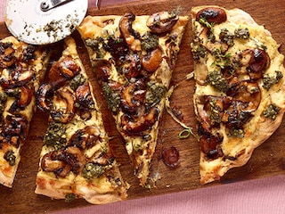 Pinsa aux 7 fromages, champignons et pesto