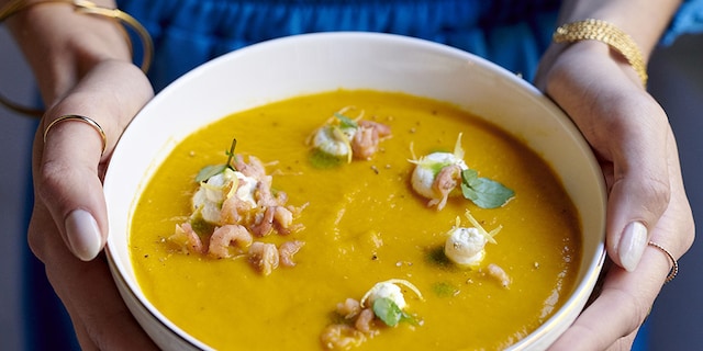 Soupe de carottes, chantilly au citron et crevettes grises