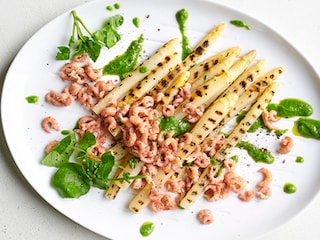 Asperges grillées aux crevettes grises et pesto de cresson