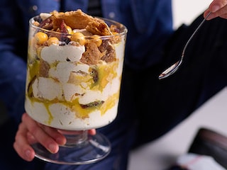 Eton mess met fysalis, dadels en sinaasappelcoulis