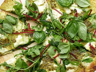 Witte bloemkool- en courgettepizza met pesto