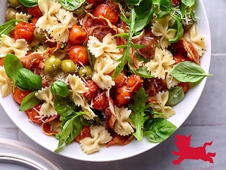 Salade de pâtes farfalle à la pancetta, olives et tomates cerises