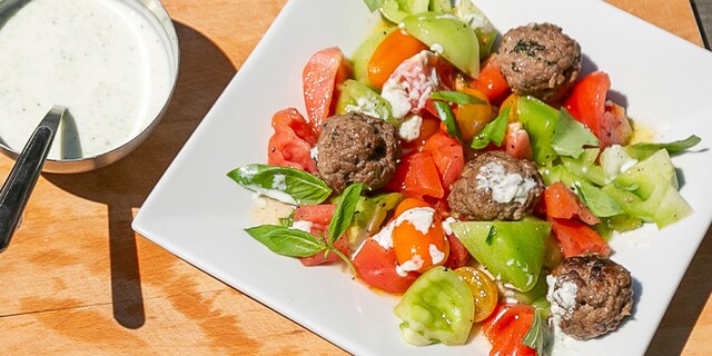 Boulettes de viande à la menthe, salade de tomates et sauce au yaourt