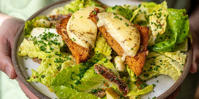 Salade met Averbodepeperkoektoastjes en geitenkaas