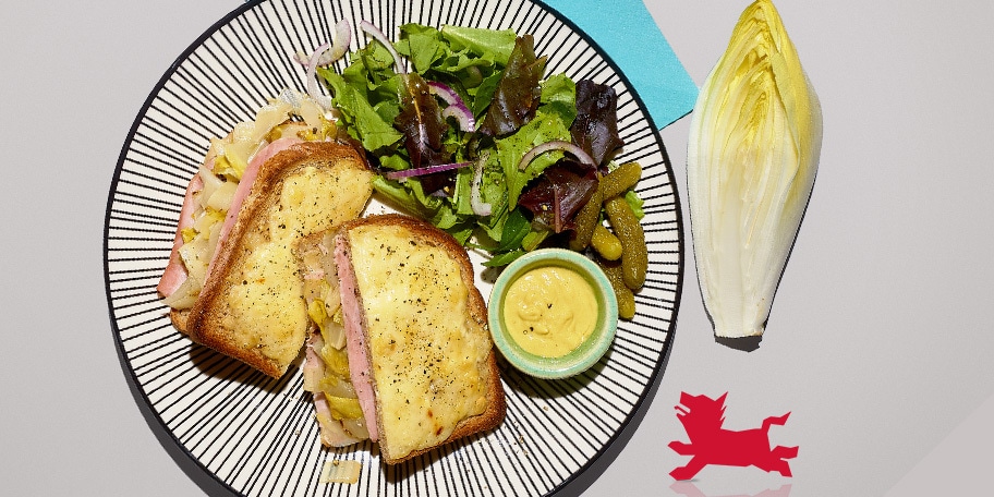 Gegratineerde croque-monsieur met witloof en abdijkaas