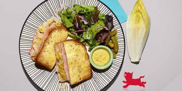 Gegratineerde croque-monsieur met witloof en abdijkaas