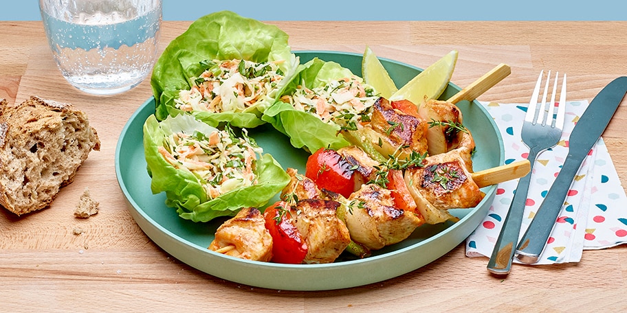 Kippenbrochette en gevulde slabladeren met koolsla