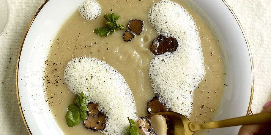 Velouté de topinambours et émulsion à la truffe