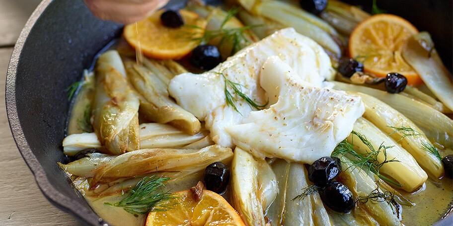 Kabeljauw met witloof, sinaasappel en olijven