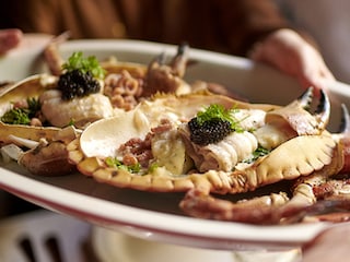 Noordzeekrabben met tongfilets, grijze garnalen en kaviaar