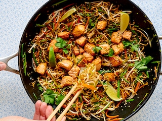 Nouilles sautées aux légumes et au saumon