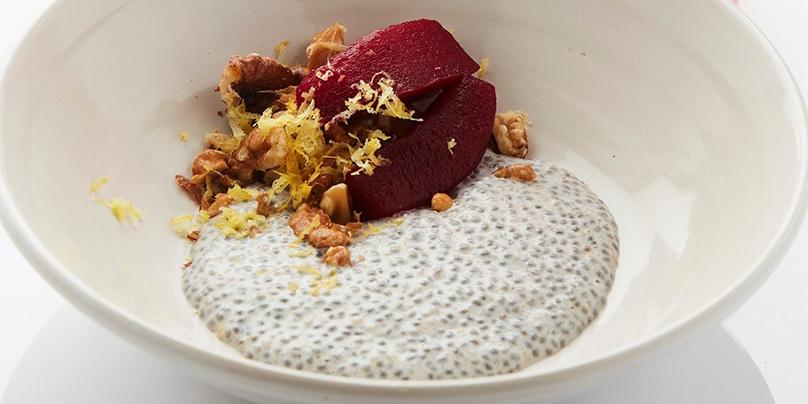 Pudding de chia, pommes à la betterave, noix et mocktail aux fruits rouges par Seppe Nobels