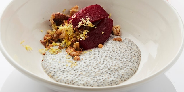 Pudding de chia, pommes à la betterave, noix et mocktail aux fruits rouges par Seppe Nobels