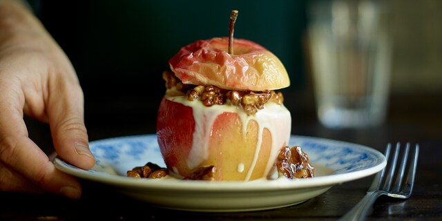 Appelen in de oven en zure room met noten