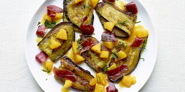 Aubergines laquées au gingembre, au canard séché et à l’orange
