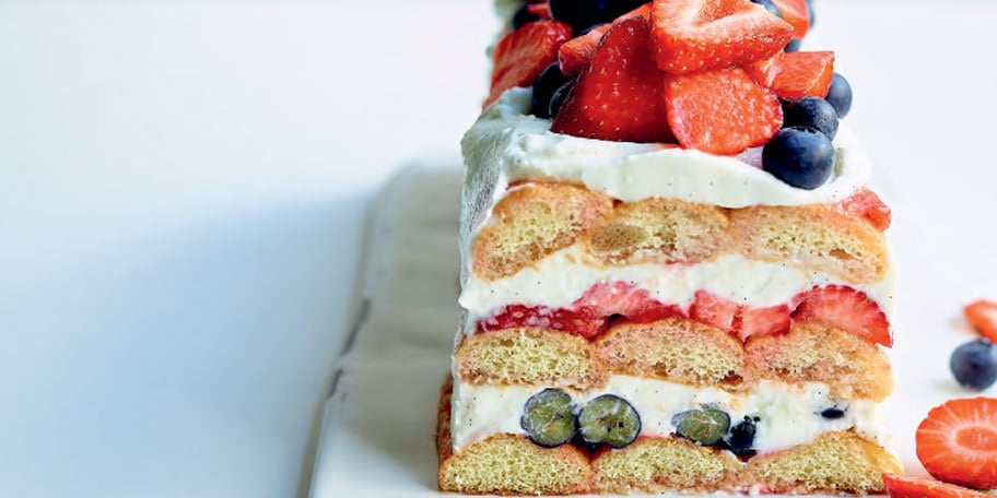 Charlotte aux fraises et aux myrtilles