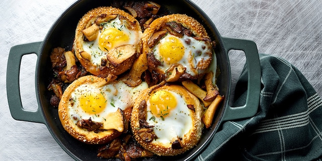 Gevulde broodjes met champignons en eieren