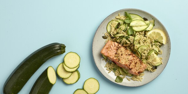 Dos de saumon grillé au pesto et salade de pâtes aux courgettes  