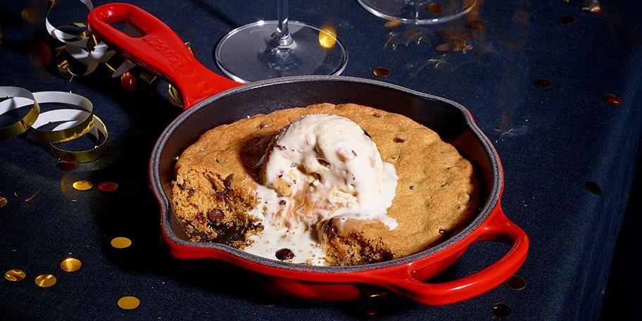 Skillet chocoladecookie met gezouten karamelijs